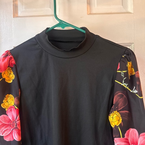 Floral Sleeve Black Top - Picture 3 of 4